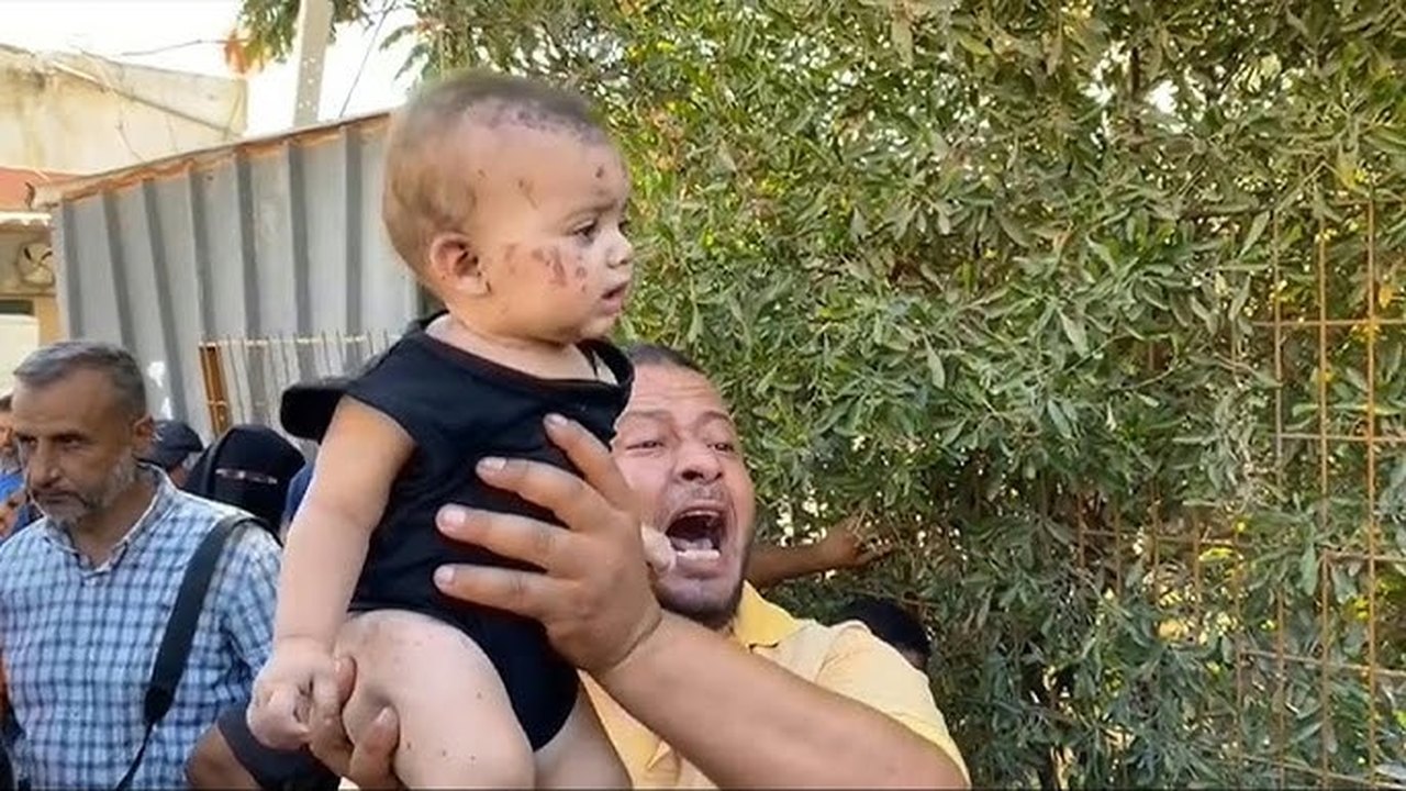 Bebê de 3 meses sobrevive a bombardeio que matou 10 membros de sua família em Gaza