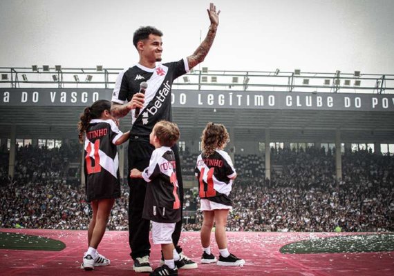 Com a família, Philippe Coutinho se emociona no retorno a São Januário: 'Festa maravilhosa'