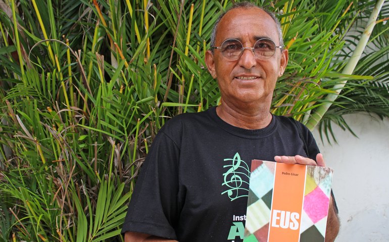 Alagoano lança mais um livro após vencer a dependência química