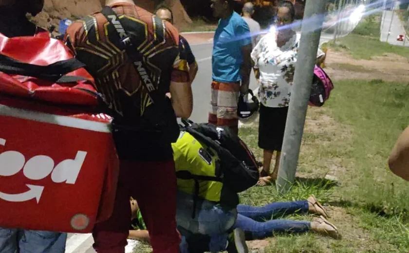 Motociclista fica ferida após assalto na Rota do Mar, em Maceió