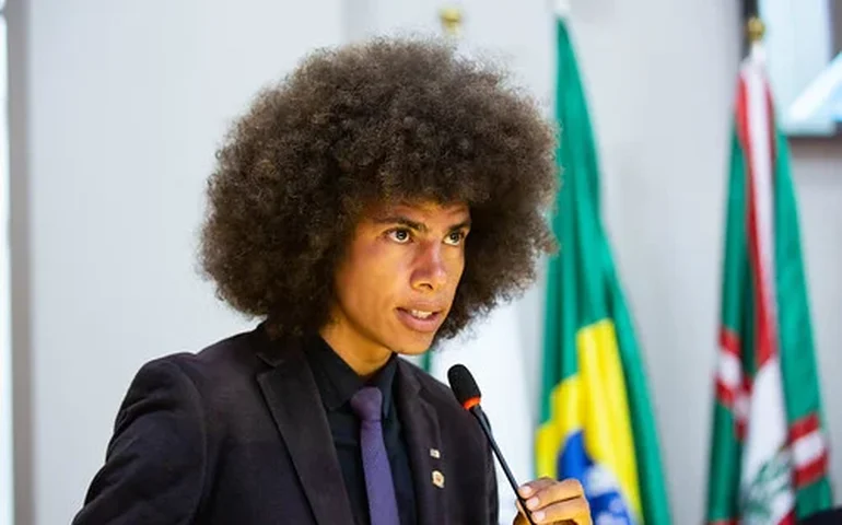 Renato Freitas: quem é o deputado do PT-PR que denunciou racismo e trocou socos em rua de Curitiba