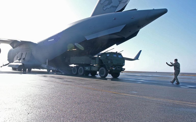 EUA aproveitam assistência à Ucrânia para reabastecer seus estoques militares, segundo relatórios