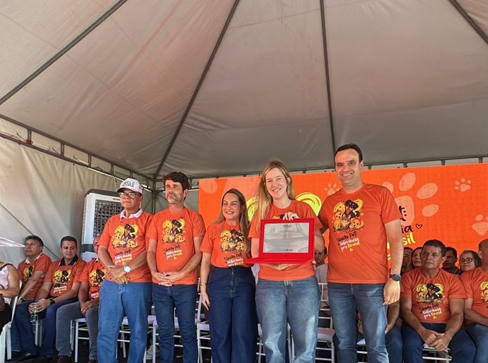 Cibele Moura recebe título de reconhecimento por apoio ao União Pet, em União do Palmares