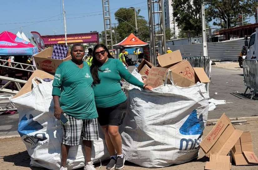 Alurb realiza coleta seletiva em evento de corrida na orla de Maceió