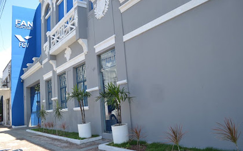 Caso de mãe barrada por levar filha com deficiências para a faculdade repercute na ALE