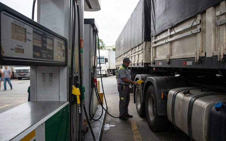 Demanda e custos elevam preço do Diesel S-10 no início de dezembro, aponta IPTL