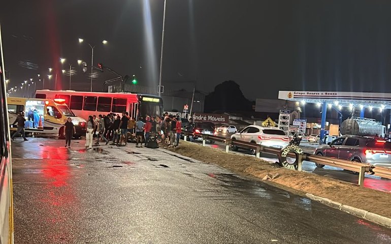 Colisão grave entre ônibus escolar e motocicletas deixa feridos em Arapiraca