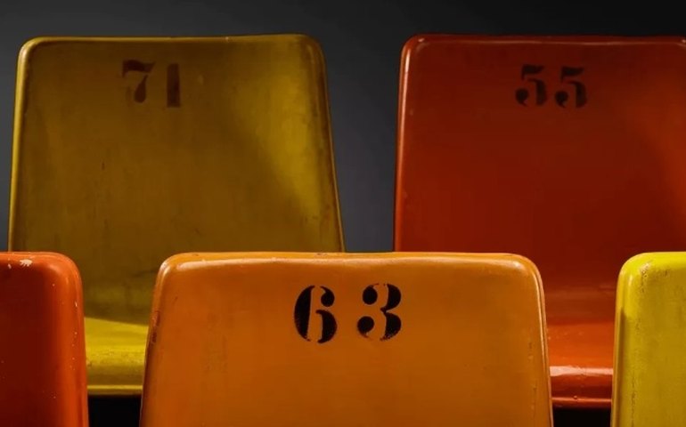 Cadeiras do Pacaembu são vendidas em loja por até R$ 1,8 mil