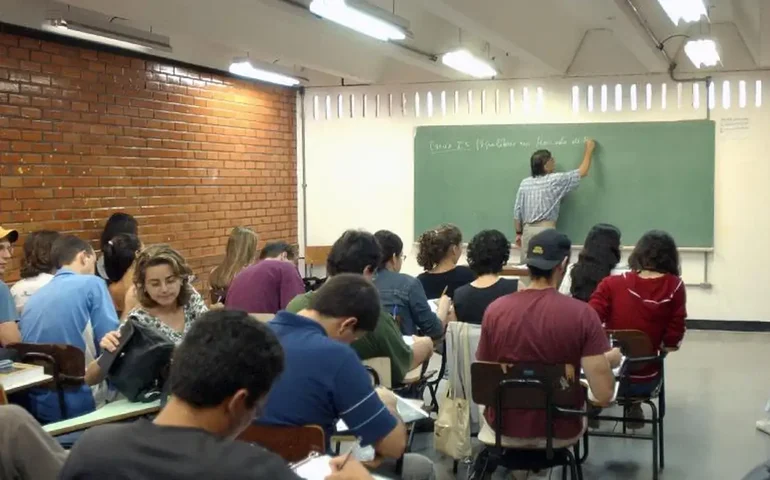 Professor leva conhecimento de ciência por meio da arte da palhaçaria