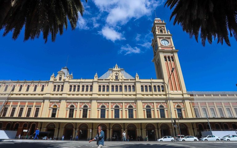 Segunda-feira de céu claro, sol e sensação de calor na capital paulista