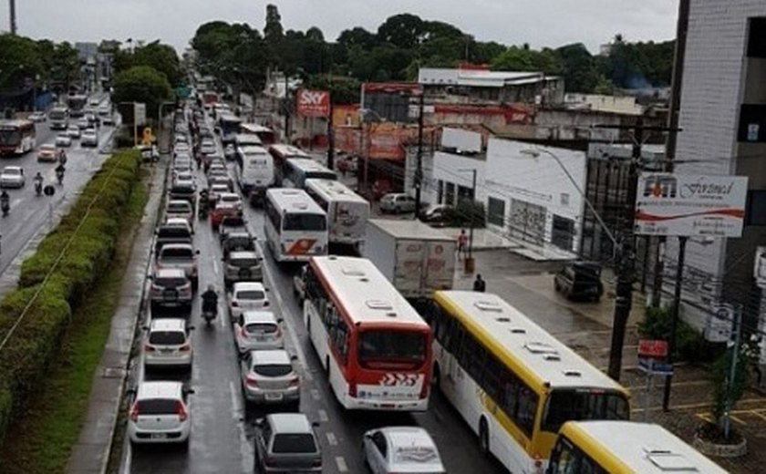 Veículos pesados ignoram legislação em Maceió