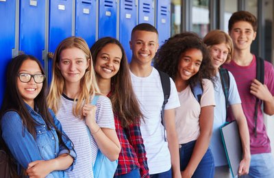 Programa oferece mais de 230 bolsas de estudo integrais a jovens da rede pública