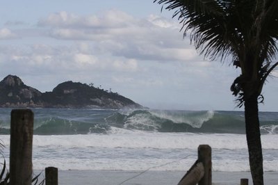 Litoral de Alagoas terá ressaca com ondas até 2,5 metros e chuvas intensas