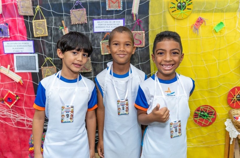 Feira literária leva cultura e tradições nordestinas para escola municipal em Ipioca