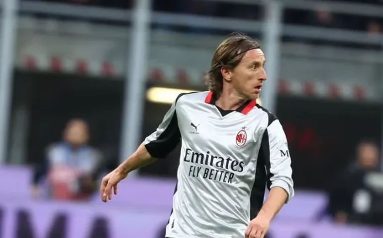 Modric sofre forte choque de cabeça; Milan empata com Juventus e cai para 3º lugar