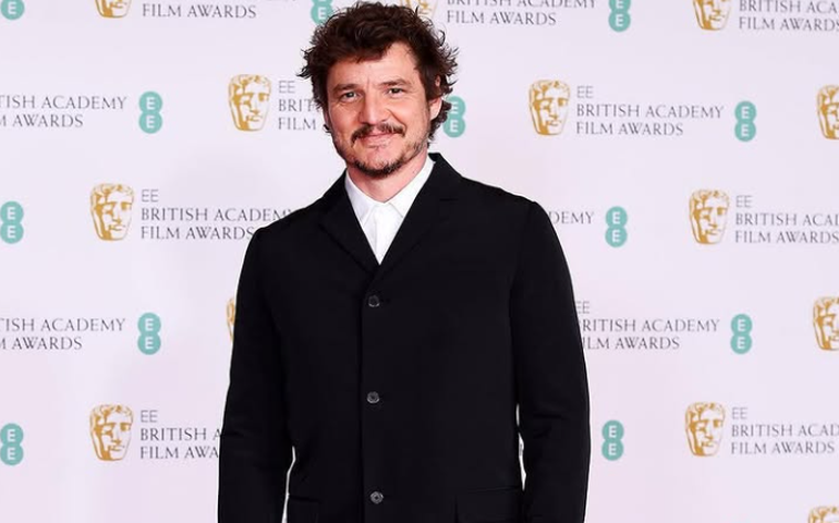 Vai um café aí? Pedro Pascal pede seis doses de expresso de uma vez