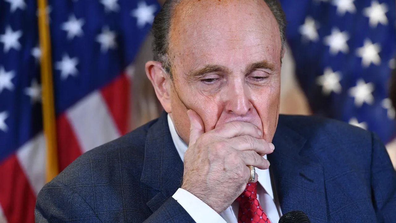 Giuliani reconhece ter feito comentários difamatórios sobre funcionários eleitorais da Geórgia
