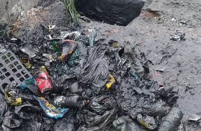 Descarte irregular provoca entupimento de galerias e alagamentos na Levada