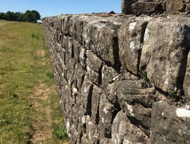 Taça de bronze de 2.000 anos retratando a Muralha de Adriano é descoberta na Espanha