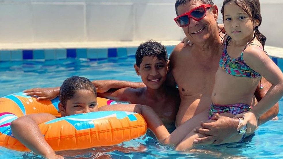 Zeca Pagodinho comemora Cosme e Damião em Casa