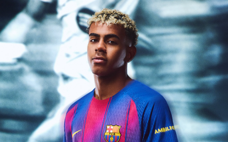 Flick dá chilique sobre ter escalado Yamal no Barcelona por ordem da direção: 'Besteira total'