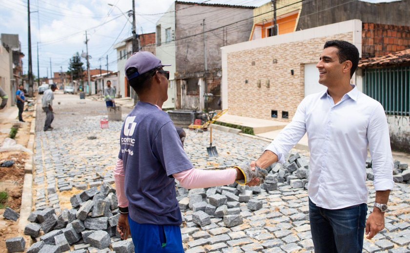 Prefeito JHC vistoria obras de pavimentação na Travessa dos Artistas, no Tabuleiro