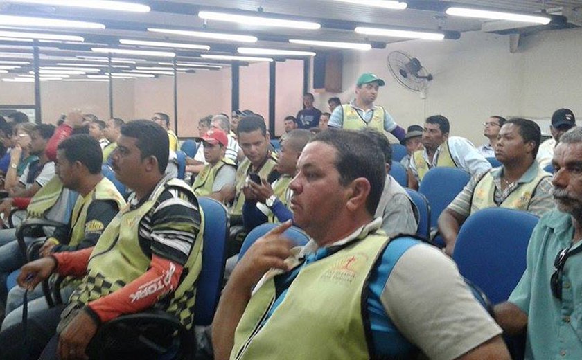 Mototaxistas protestam na Câmara de Vereadores de Palmeira contra SMTT