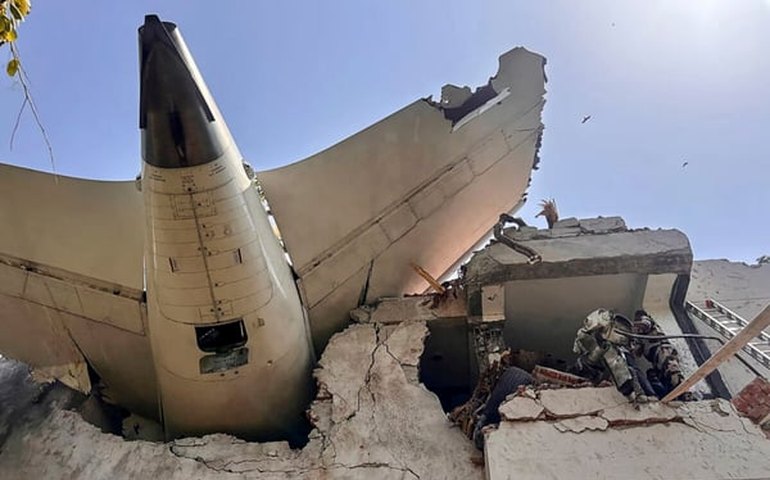 Equipes já resgataram 204 corpos no local de acidente aéreo na Índia