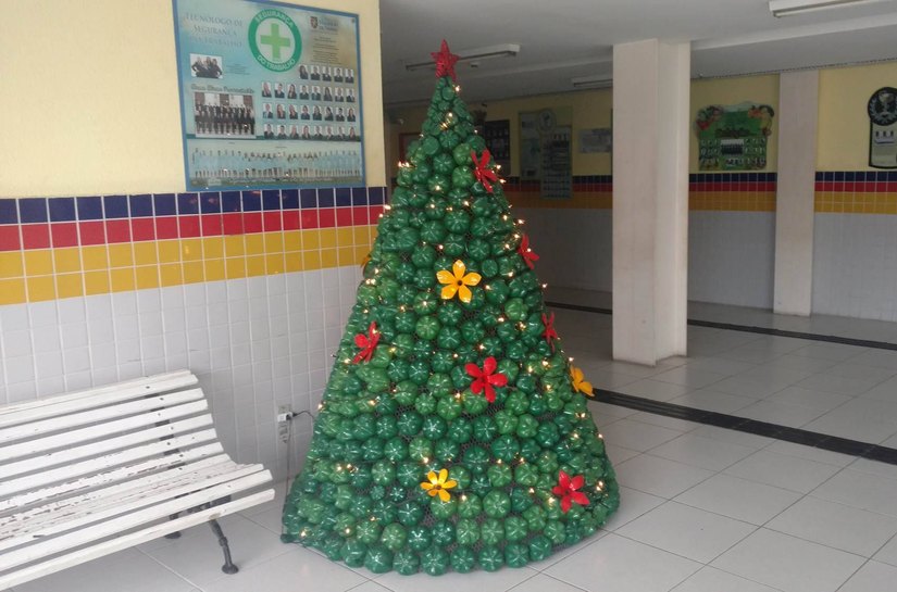 Estudantes da UNINASSAU fazem árvore de Natal com garrafas pet