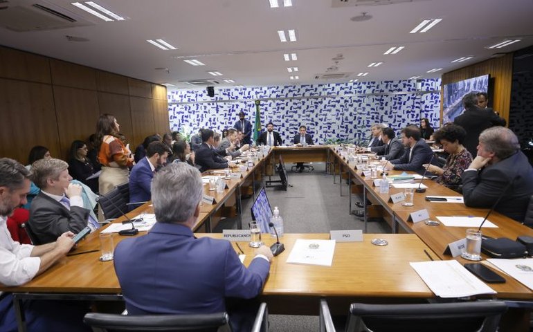 Governo e oposição divergem sobre as investigações de fraudes no INSS