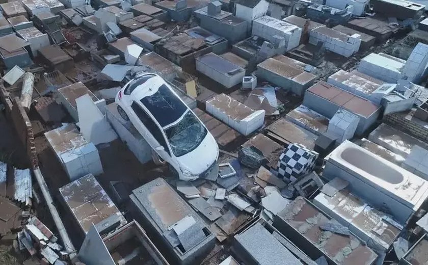 Carro vai parar em cemitério após ciclone extratropical no RS