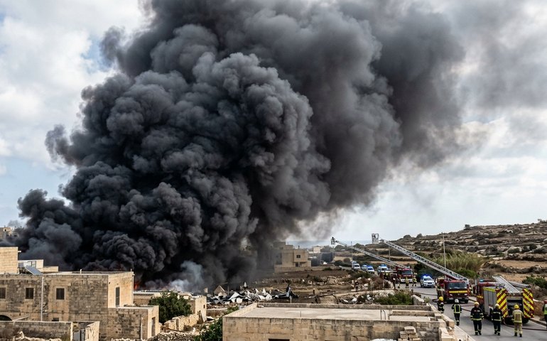 Fábrica de fogos de artifício pega fogo e causa explosões em Malta