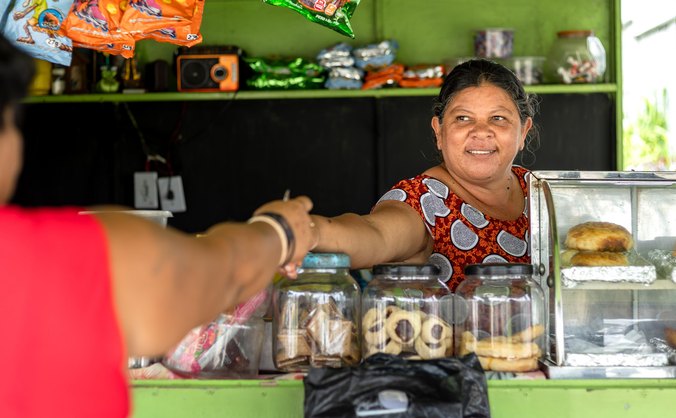 A comerciante Luciana dos Santos vende lanches há 20 anos às margens da AL-225