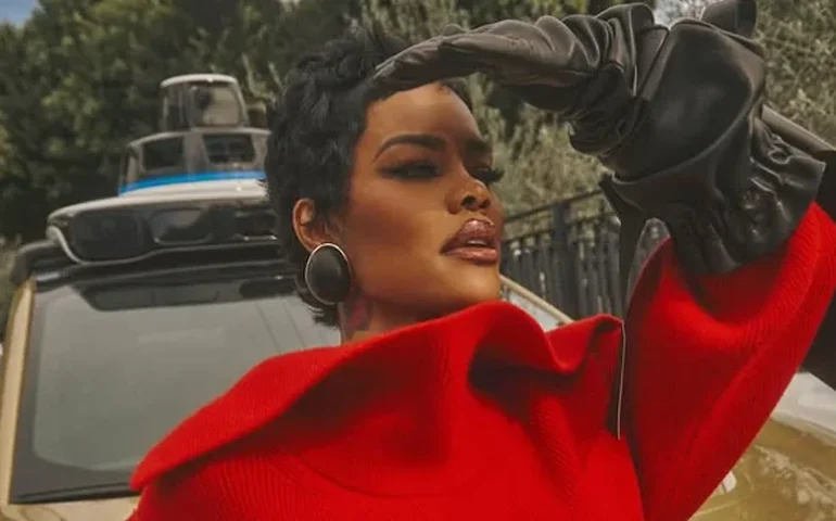 Atriz de 'Uma Batalha Após a Outra' discute com segurança ao tentar voltar ao palco após premiação