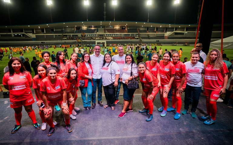 Governador dá pontapé inicial à Copa Rainha Marta e Taça das Grotas com inclusão social de 1,6 mil jovens