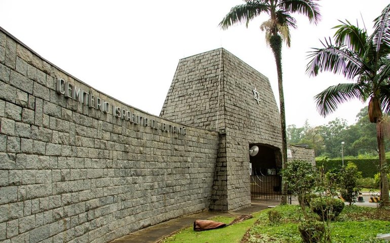 Silvio Santos é sepultado em cerimônia íntima no Cemitério Israelita do Butantã, em São Paulo