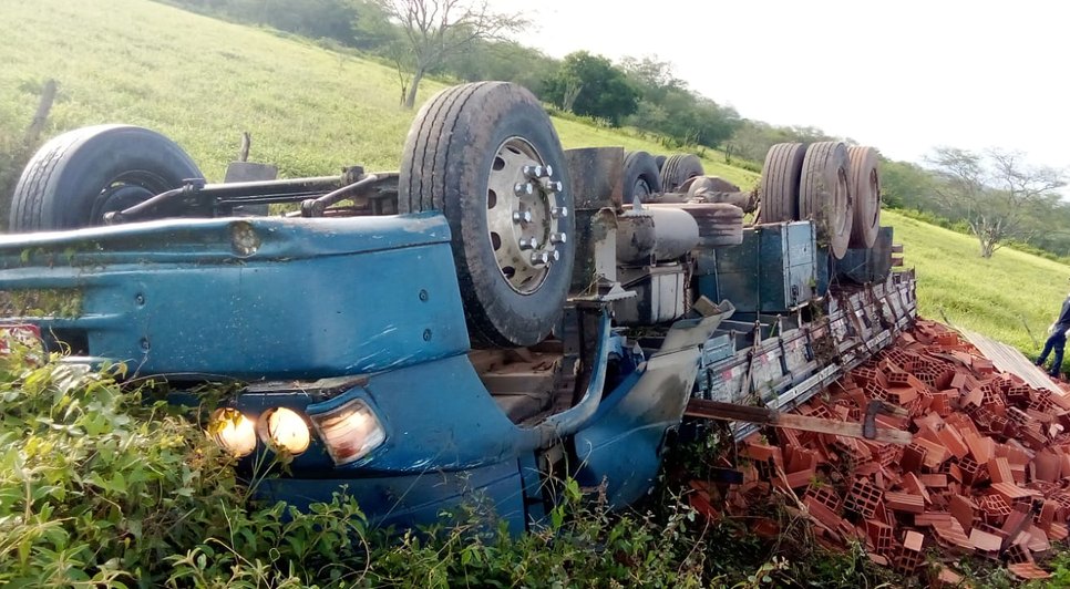 Caminhão capota e deixa motorista preso às ferragens em Sergipe