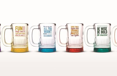 Outback presenteia os clientes com suas famosas canecas em seis cores diferentes