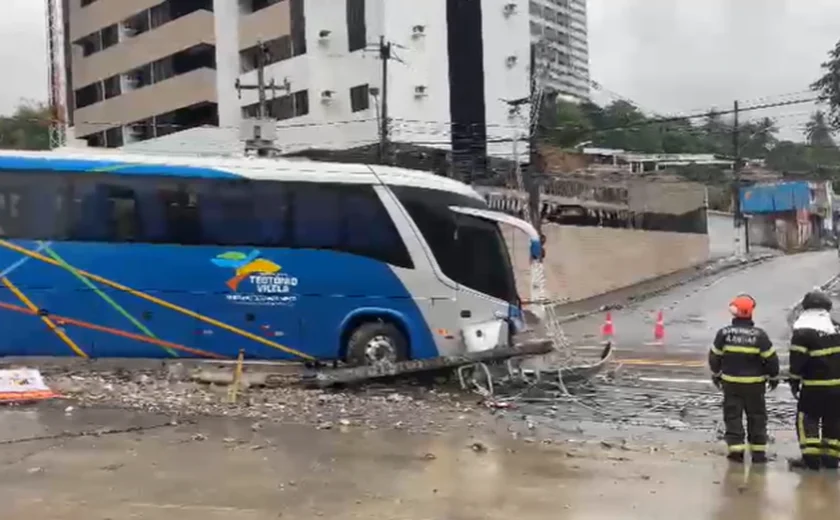 Ônibus desgovernado colide com poste e interdita avenida em Maceió