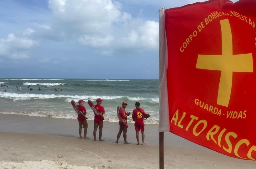 Guarda-vidas resgatam seis pessoas em menos de meia hora na Praia do Francês