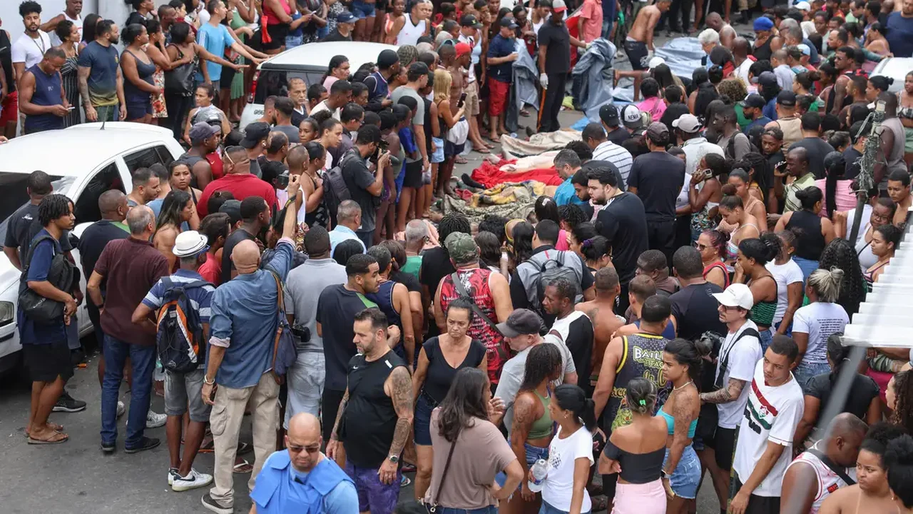 ‘Quando soube da morte, entrei em desespero’, relata mãe no enterro de policial morto em megaoperação no Rio