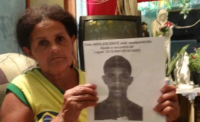 Dona Maria com a foto do filho desaparecido
