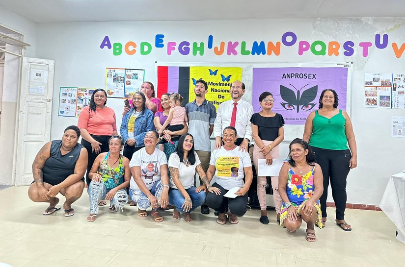Vereador Dr. Cleber Costa participa da primeira aulas de alfabetização para profissionais do sexo em Maceió
