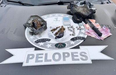 Acusado de tráfico é preso com drogas e arma branca em Delmiro Gouveia