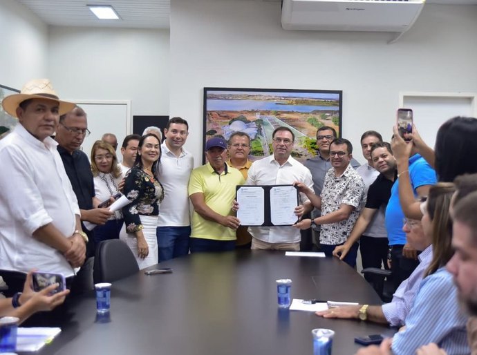 Prefeito Luciano Barbosa anuncia pavimentação e novo corredor de tráfego em Arapiraca