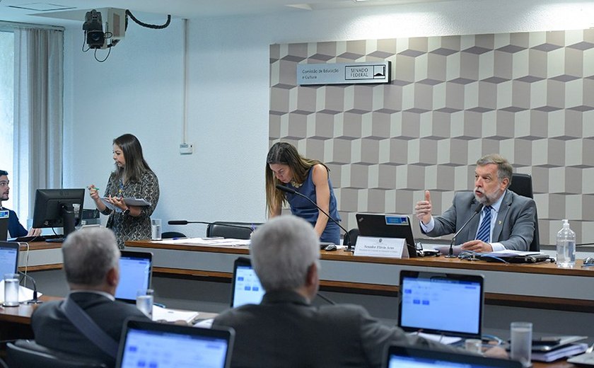 CE aprova autorização para universidades públicas cederem espaço a associações