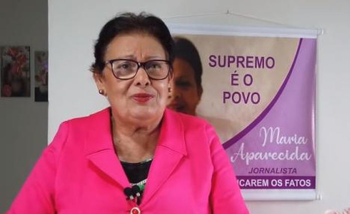 A jornalista Maria Aparecida em um vídeo no seu canal