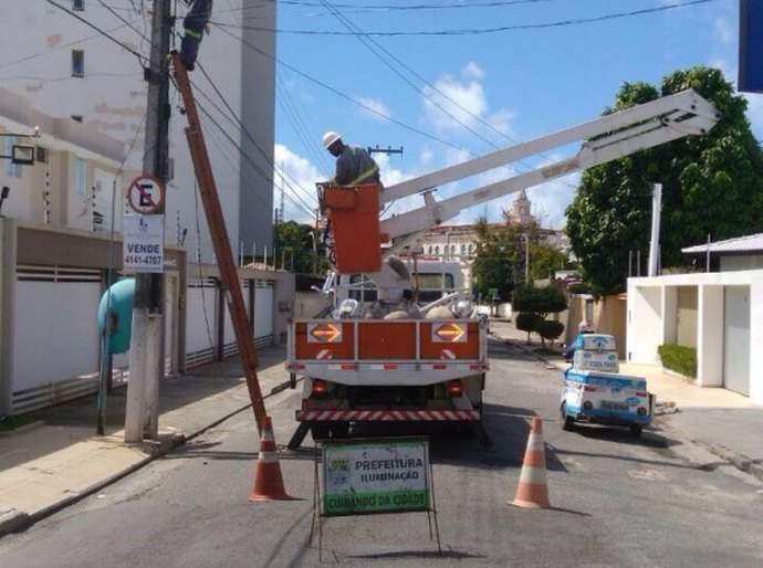 Sima faz manutenção na iluminação de ruas do Farol