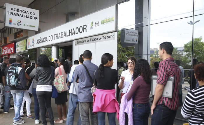 Lojas de roupas, calçados e supermercados concentram demissões