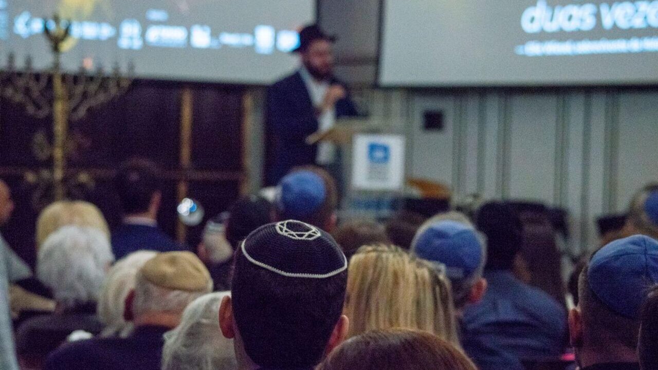 Comunidade judaica de São Paulo celebra Yom HaShoá com homenagens a vítimas do Holocausto (VÍDEO)